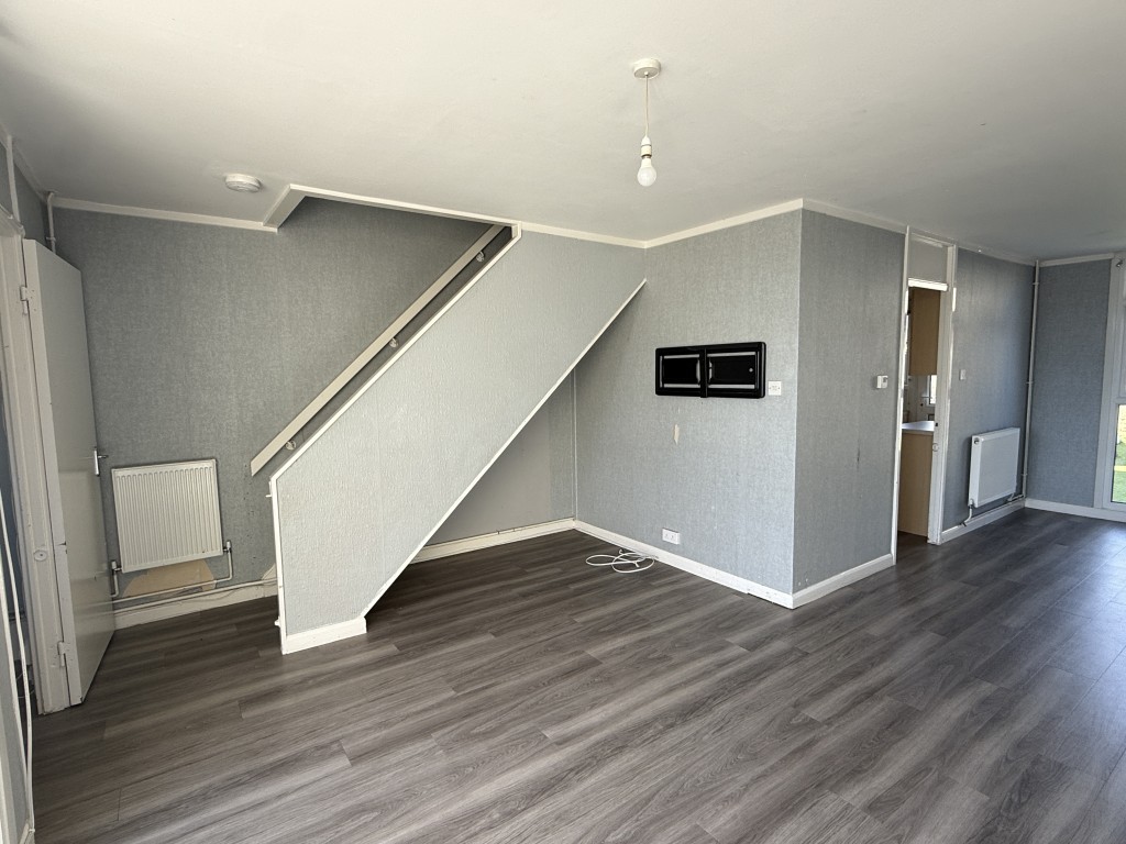 Lot: 30 - HOUSE IN NEED OF IMPROVEMENT - Living Room of House in Need of Improvement